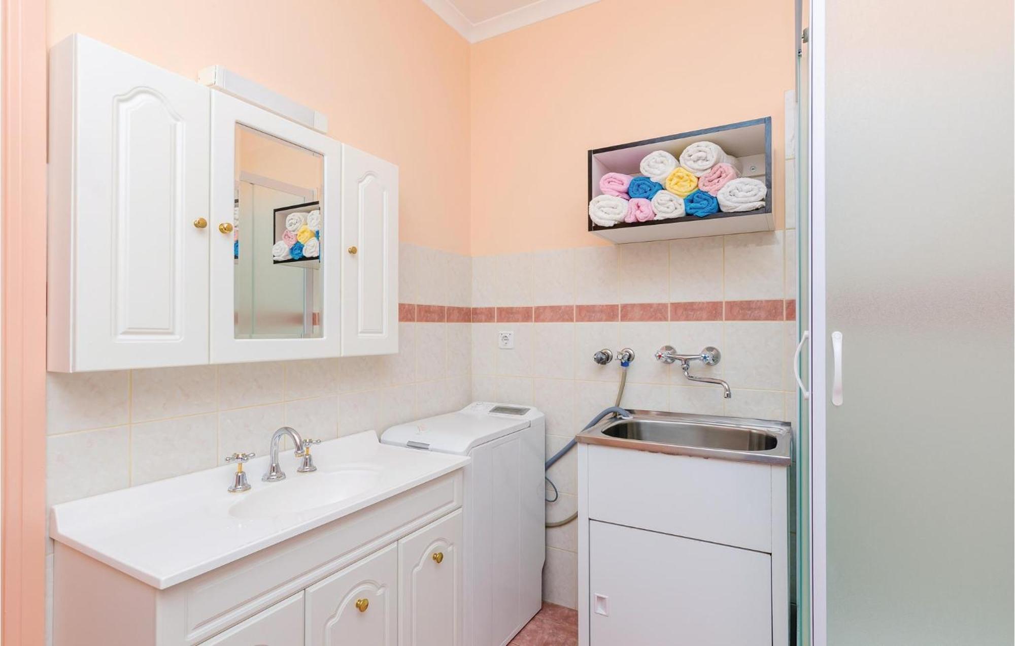 3 Bedroom Beautiful Apartment In Orasac Esterno foto